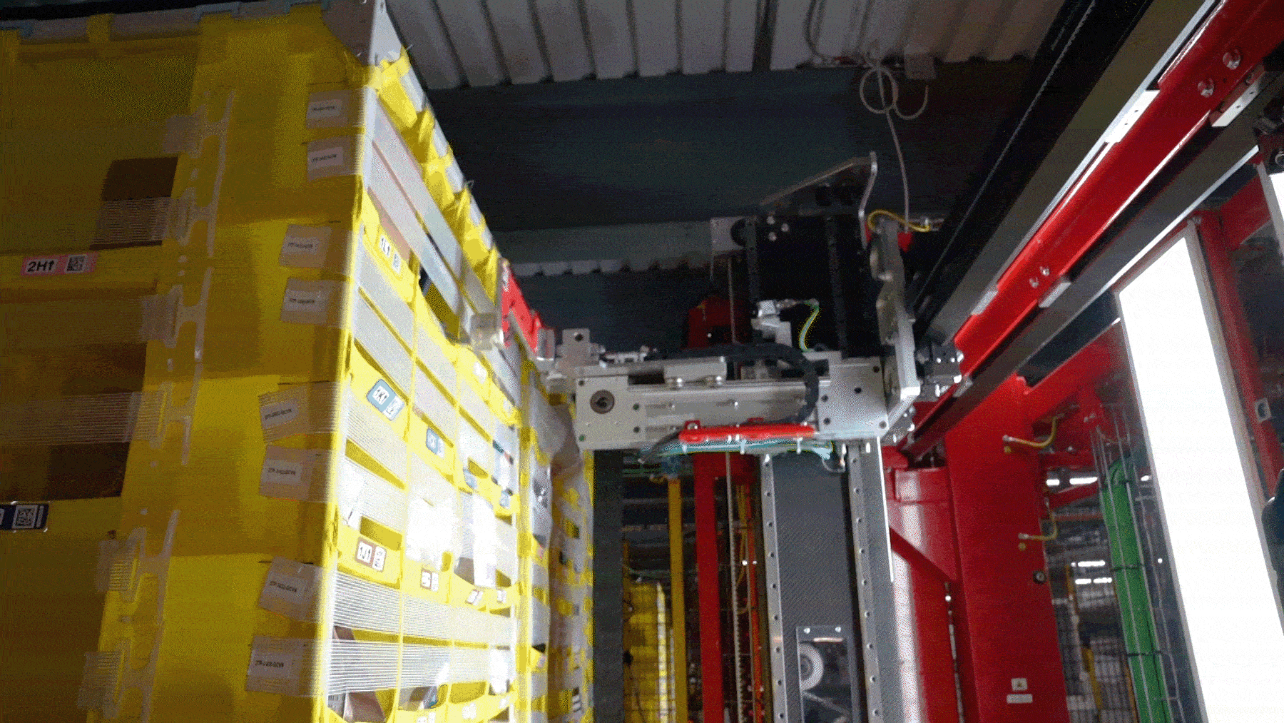 Vulcan utiliza un brazo que lleva una cámara y una ventosa para recoger artículos de nuestros compartimentos de almacenamiento. Vulcan utiliza un brazo que lleva una cámara y una ventosa para recoger artículos de nuestros compartimentos de almacenamiento.