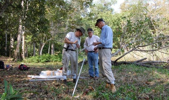 Los investigadores de la UC Nicholas Dunning, izquierda, Vernon Scarborough y David Lentz instalaron equipos para tomar muestras de sedimentos durante su investigación de campo en Tikal. (Imagen: Liwy Grazioso Sierra)