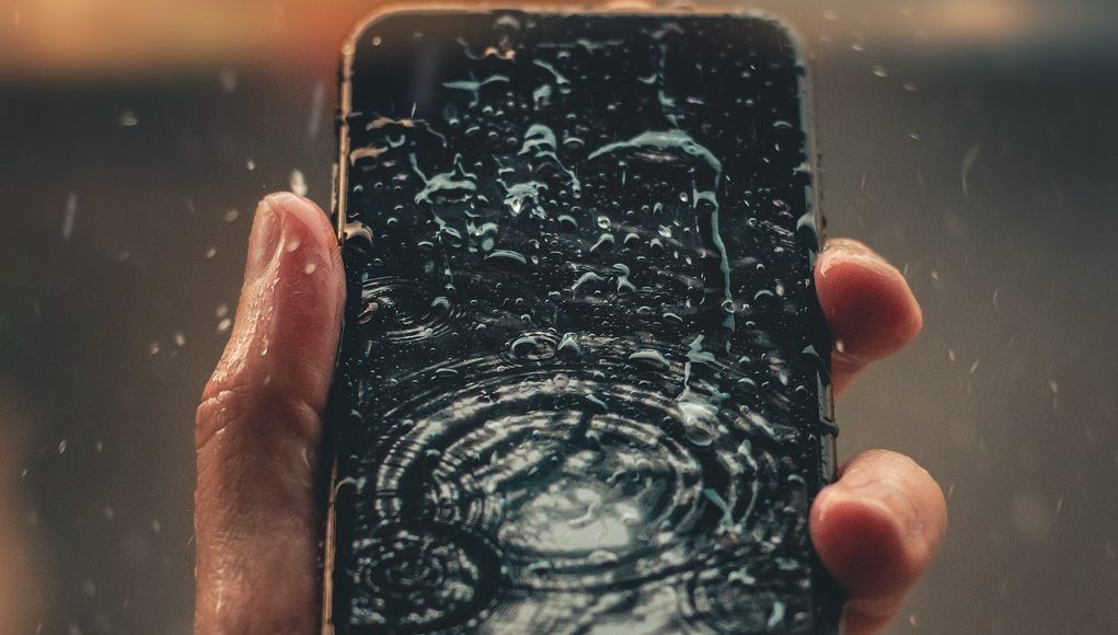 La humedad y el agua puede hacer estragos en tu celular.