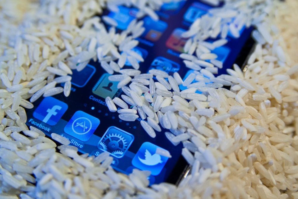 El arroz es una de las solucionar más populares para salvar un celular mojado.