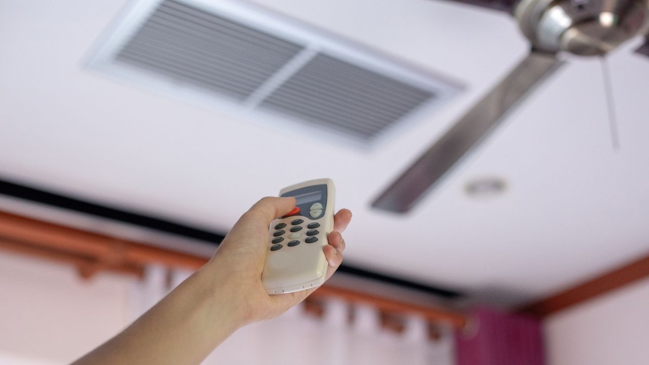 Este ventilador tiene control remoto.