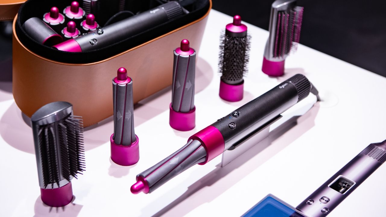 Este secador viene con varios accesorios extras de Dyson.