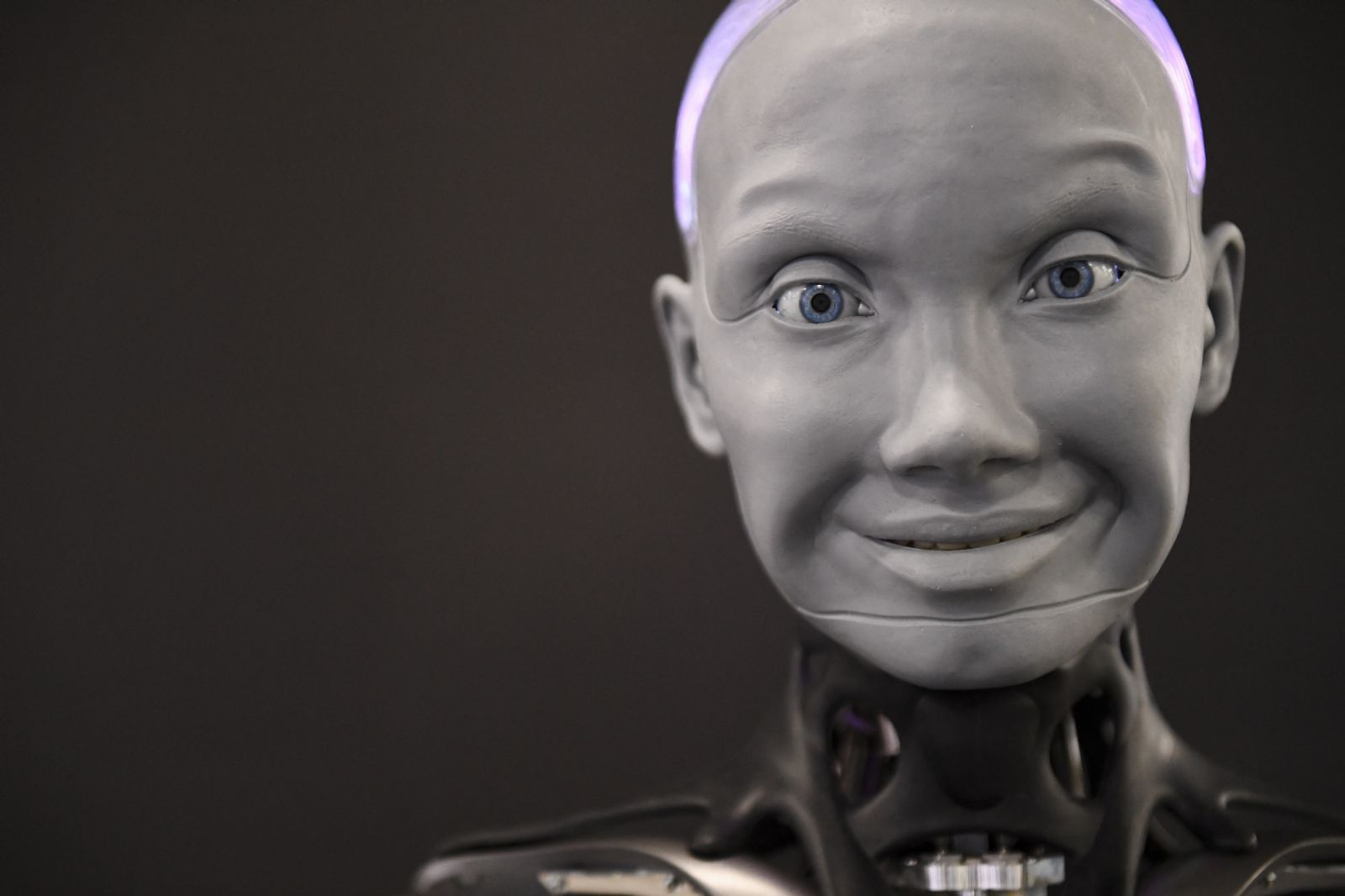 El robot tiene expresiones faciales parecidas a las humanas.