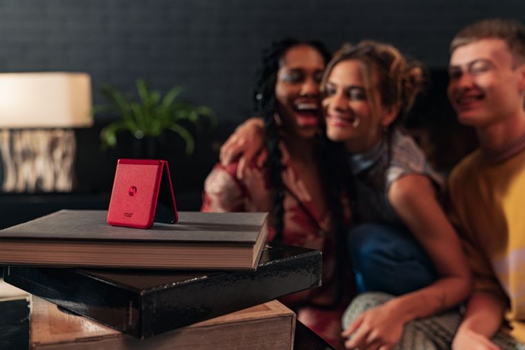 Motorola presenta su nueva línea de celulares en tendencia color rosa.