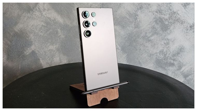 El Samsung Galaxy S26 Ultra podría contar con una cámara delantera oculta bajo la pantalla.