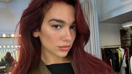 Dua Lipa saluda a sus fans