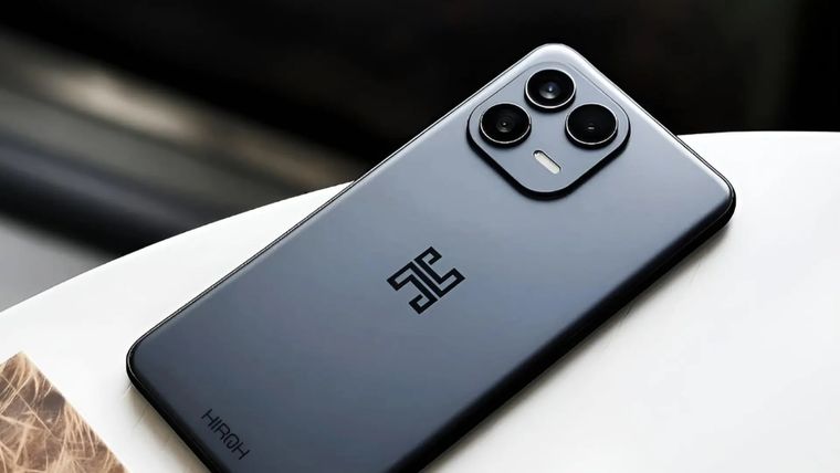 El HIROH Phone elimina todo rastro de Google y permite desconectar físicamente cámara y micrófono.