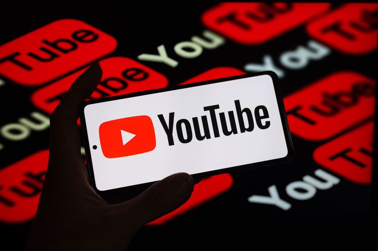 YouTube reconoció haber usado inteligencia artificial para modificar videos sin aviso, lo que generó rechazo en la comunidad.