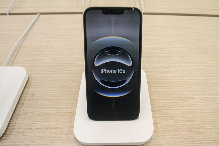 El iPhone 16e no solo cautivó a usuarios de iPhone, sino también a muchos usuarios de Android El iPhone 16e no solo cautivó a usuarios de iPhone, sino también a muchos usuarios de Android