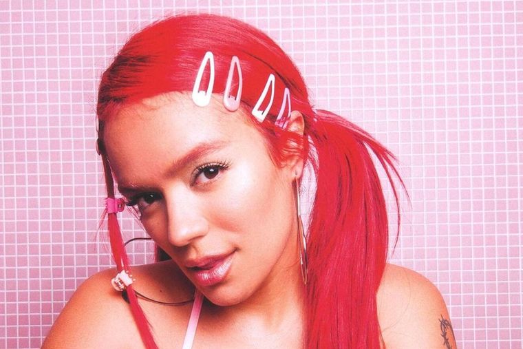 Karol G sorprendió a sus fans con fotografías inéditas.