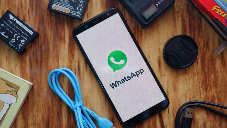 El sistema de dictado por voz transcribe tu mensaje automáticamente dentro de un chat de WhatsApp, con posibilidad de corrección manual. El sistema de dictado por voz transcribe tu mensaje automáticamente dentro de un chat de WhatsApp, con posibilidad de corrección manual.