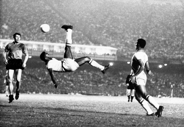 ¿Lo viste? La recreación viral del gol de Pelé en el 63 en el FIFA, con motivo de su cumpleaños 80