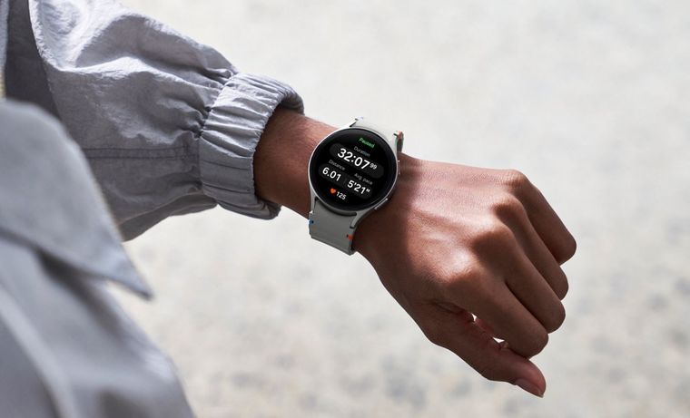 Una de las grandes ventajas del Galaxy Watch7 es su conectividad LTE integrada, que permite recibir llamadas, mensajes y notificaciones directamente en la muñeca
