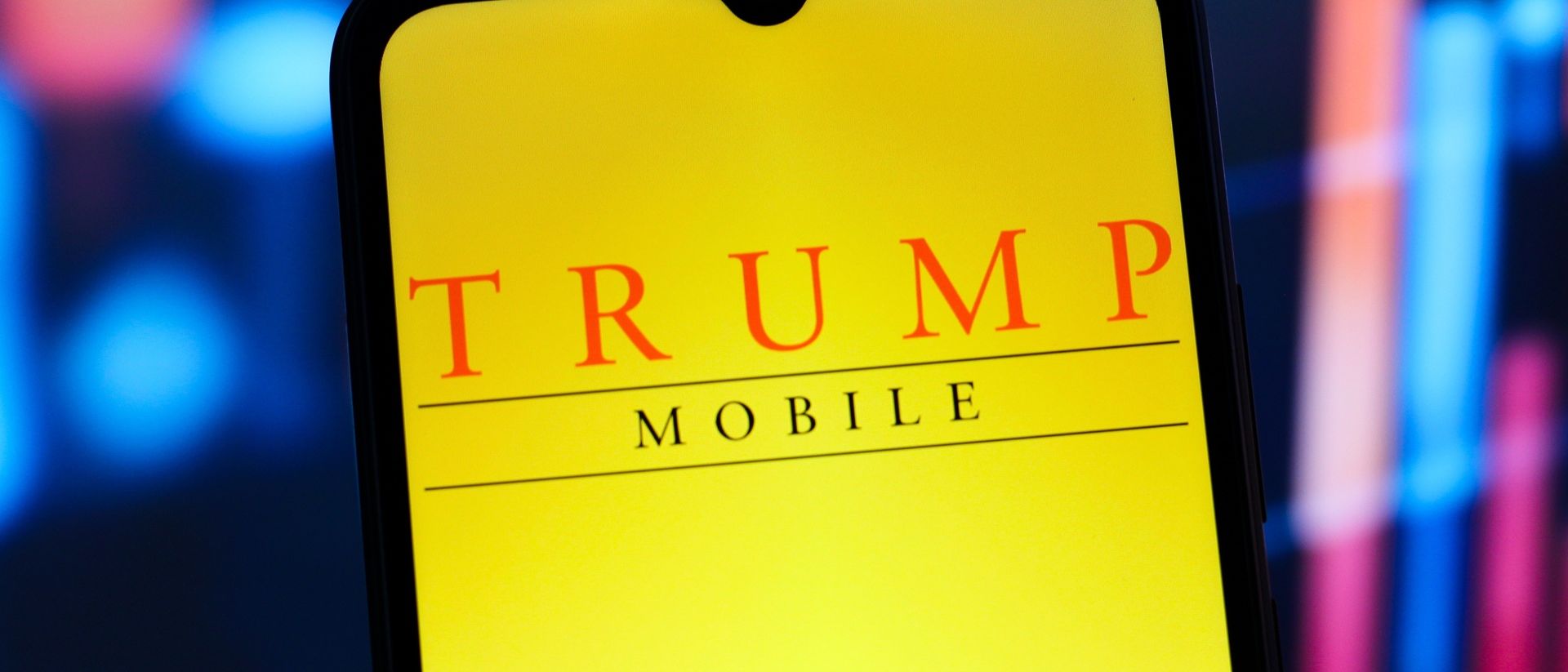 El teléfono de Trump Mobile, impulsado por Donald Trump, renueva su imagen pero mantiene las dudas.