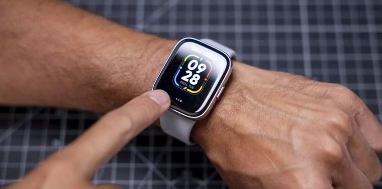 Una de las características más atractivas de este smartwatch es su pantalla gigante