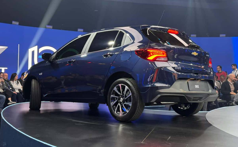 El Chevrolet Onix 2026 apuesta por una actualización estética y tecnológica para mantenerse competitivo en el mercado regional El Chevrolet Onix 2026 apuesta por una actualización estética y tecnológica para mantenerse competitivo en el mercado regional
