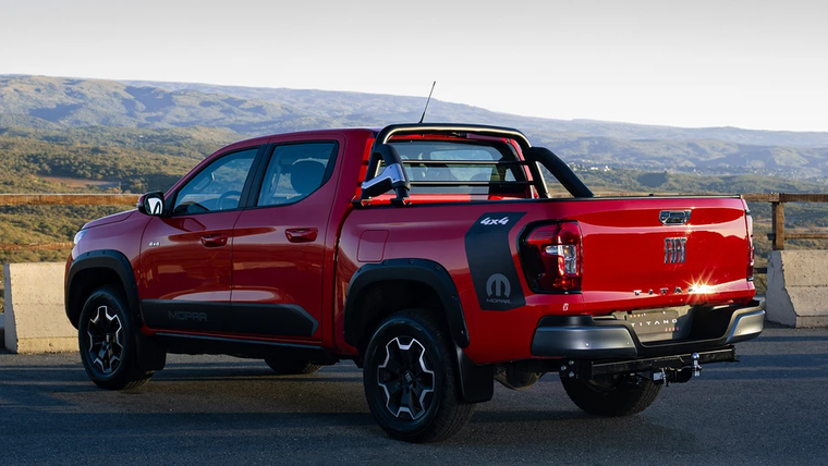 FIAT Titano ofrece hasta 1.020 kg de capacidad de carga y motor turbodiésel de 200 CV en toda la gama. FIAT Titano ofrece hasta 1.020 kg de capacidad de carga y motor turbodiésel de 200 CV en toda la gama.