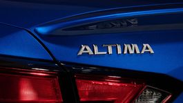 Nissan informó una polémica decisión en su popular sedán 2025