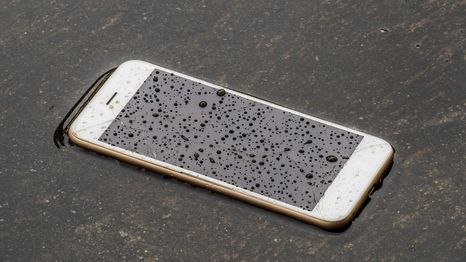 El iPhone 17 Pro Max sobrevivió tres días bajo el barro tras una severa inundación.