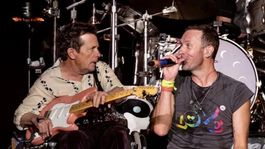 Chris Martin junto al protagonista de Volver al Futuro