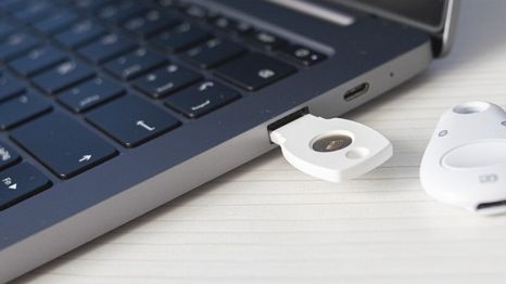 Llaves de seguridad por hardware: qué son, cómo funcionan y por qué protegen mejor que un SMS