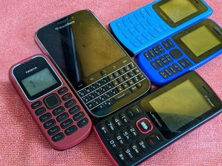 Prototipos como SidePhone y Titan 2 lo intentan, pero solo el BlackBerry tiene el magnetismo del original. Prototipos como SidePhone y Titan 2 lo intentan, pero solo el BlackBerry tiene el magnetismo del original.