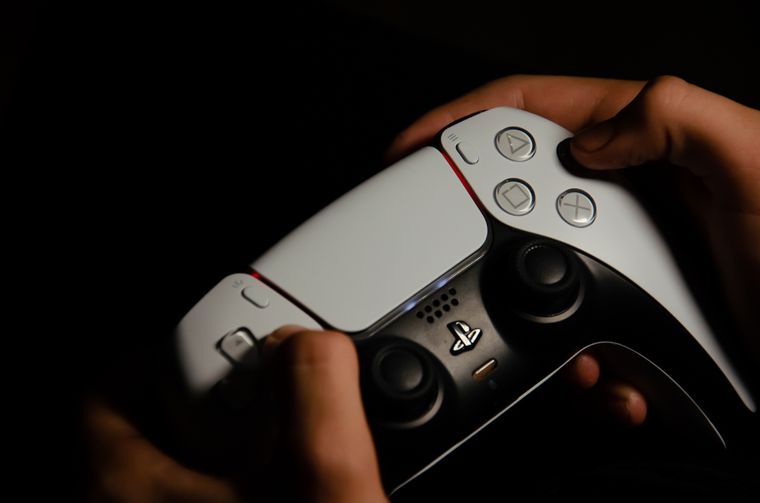 Se especuló con que Sony se adelantaría a la norma y abriría camino a través del DualSensecon batería extraíble, pero esta revisión no dio ese paso.