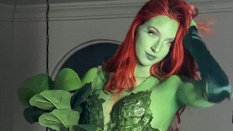 Hermosa cosplayer nos enamora con su versión de Hiedra Venenosa de Batman
