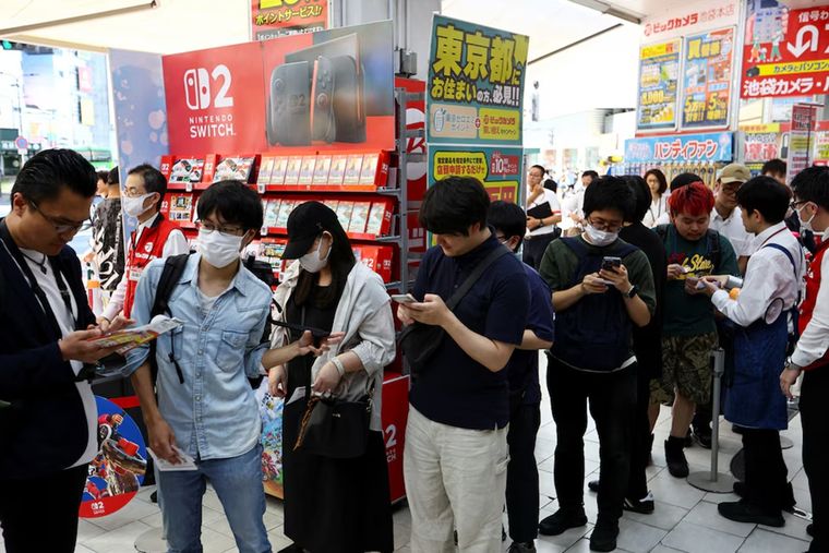 En ciudades como Nueva York, Tokio, Madrid y Ciudad de México se vieron largas filas de fanáticos esperando para comprar la consola en tiendas físicas, muchas de ellas abiertas desde la medianoche