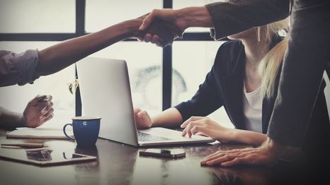 Negocios: ser exitoso no requiere de un título universitario según ChatGPT