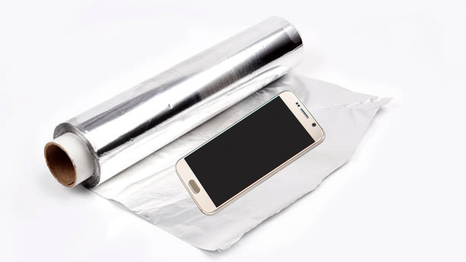 Qué sucede si pones tu teléfono en papel aluminio