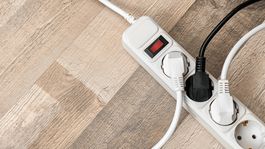 Consumo fantasma: dispositivos apagados pero enchufados que siguen gastando energía.