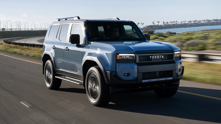 Toyota Land Cruiser 2024 en versión base, mostrando su diseño renovado Toyota Land Cruiser 2024 en versión base, mostrando su diseño renovado