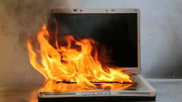 Tu laptop puede incendiarse si está conectada todo el día