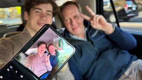 Franco Colapinto, la cara del nuevo plegable de Motorola