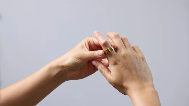 El anillo inteligente de Ultrahuman integra biometría para apoyar a personas con migraña.