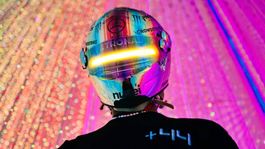 El casco futurista de Lewis Hamilton es furor en las redes sociales