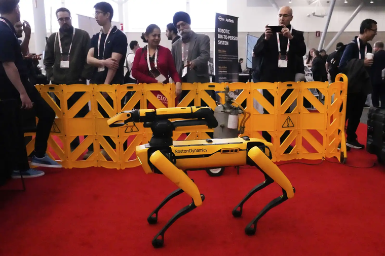 Robot de Boston Dynamics en la Cumbre y Exposición de Robótica, en Boston. Robot de Boston Dynamics en la Cumbre y Exposición de Robótica, en Boston. 
