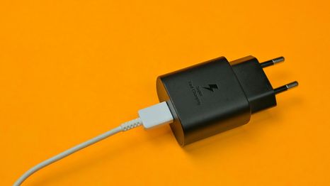 El nuevo cargador superrápido de Samsung promete acompañar al Galaxy S26 Ultra con 60 W de potencia.