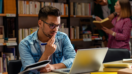 Estudiante universitario falsificó un ensayo con ChatGPT