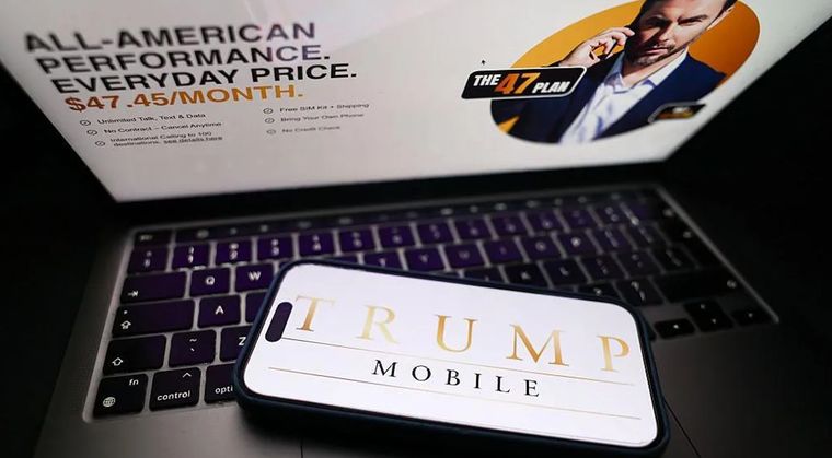 La familia Trump entra en el competitivo negocio de la telefonía móvil con un smartphone dorado de USD 499 y un plan mensual de USD 47,45. La familia Trump entra en el competitivo negocio de la telefonía móvil con un smartphone dorado de USD 499 y un plan mensual de USD 47,45.