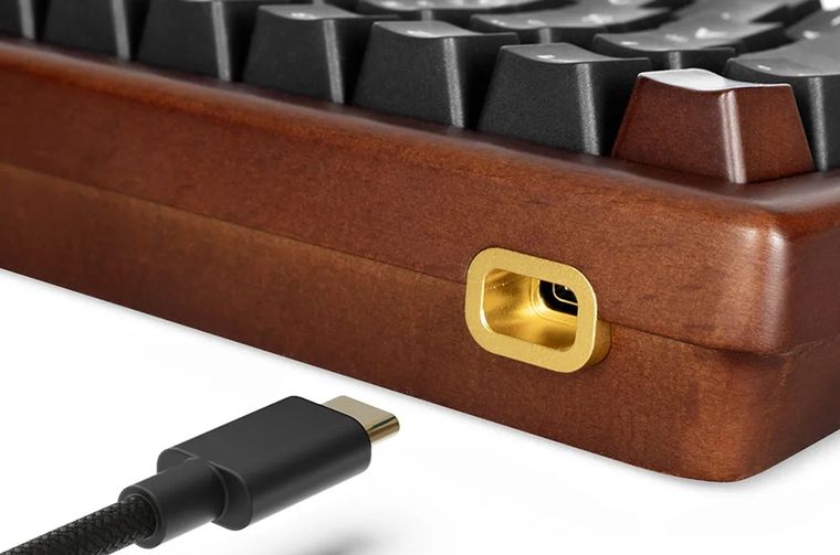 Con interruptores Gateron, iluminación RGB personalizable y una estructura única de madera de nogal. Con interruptores Gateron, iluminación RGB personalizable y una estructura única de madera de nogal.