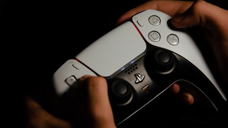 Se especuló con que Sony se adelantaría a la norma y abriría camino a través del DualSensecon batería extraíble, pero esta revisión no dio ese paso.