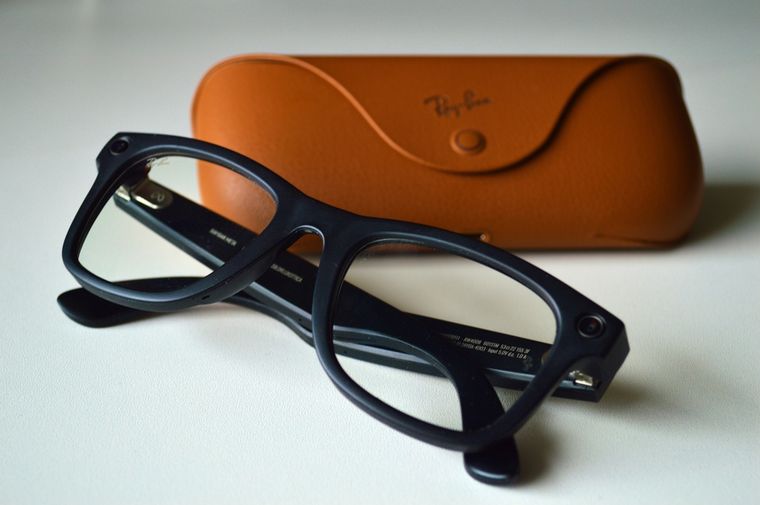 Las Ray-Ban Meta utilizan señales musculares para escribir mensajes sin hablar. Las Ray-Ban Meta utilizan señales musculares para escribir mensajes sin hablar.