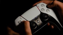 Se especuló con que Sony se adelantaría a la norma y abriría camino a través del DualSensecon batería extraíble, pero esta revisión no dio ese paso.