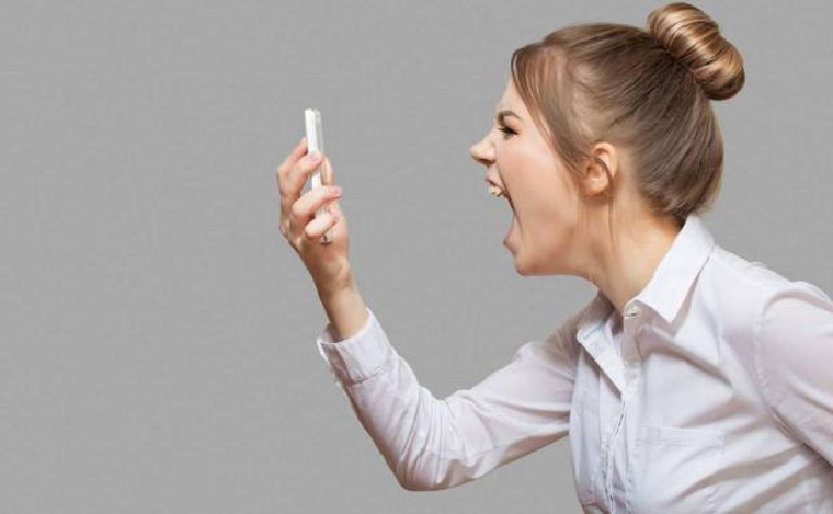 La inteligencia artificial analiza cómo ciertas palabras, como “histérica”, pueden tener una carga histórica negativa y reforzar estereotipos. La inteligencia artificial analiza cómo ciertas palabras, como “histérica”, pueden tener una carga histórica negativa y reforzar estereotipos.