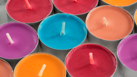 Una vela verde y una intención clara: la fórmula que la inteligencia artificial recomienda para atraer abundancia en julio.