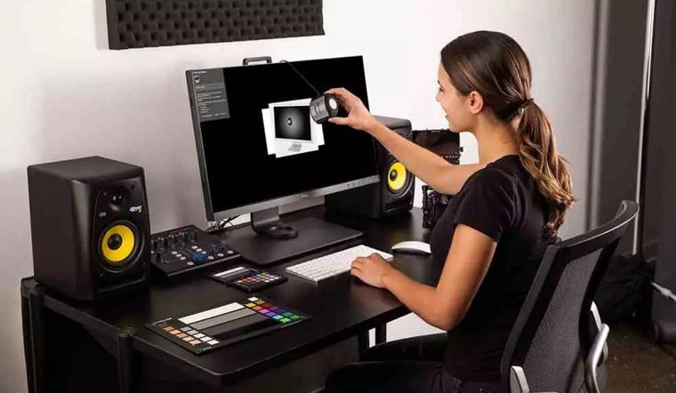 Muchos monitores incluyen herramientas de calibración por software en sus controladores o firmware. Muchos monitores incluyen herramientas de calibración por software en sus controladores o firmware.