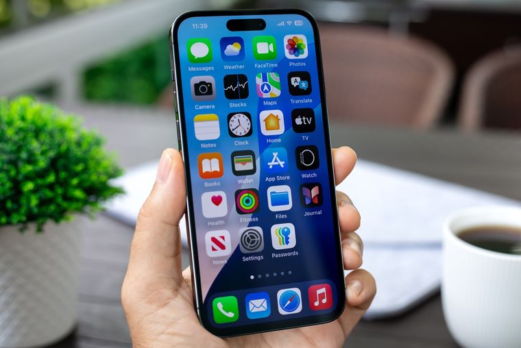 Reducir el brillo de la pantalla en tu iPhone es uno de los consejos más efectivos para cuidar la batería. Reducir el brillo de la pantalla en tu iPhone es uno de los consejos más efectivos para cuidar la batería.
