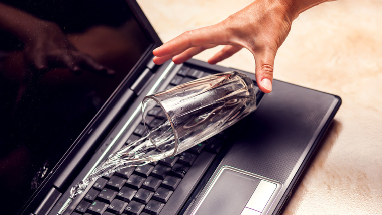 Esto deberás hacer si se moja tu computadora portátil
